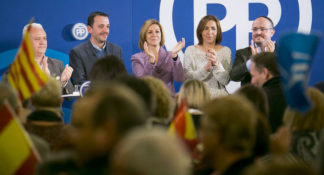 La secretaria general del Partido Popular, María Dolores Cospedal, clausura un mitin en Calafell, Tarragona.