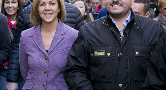 La secretaria general del Partido Popular, María Dolores Cospedal, clausura un mitin en Calafell, Tarragona.