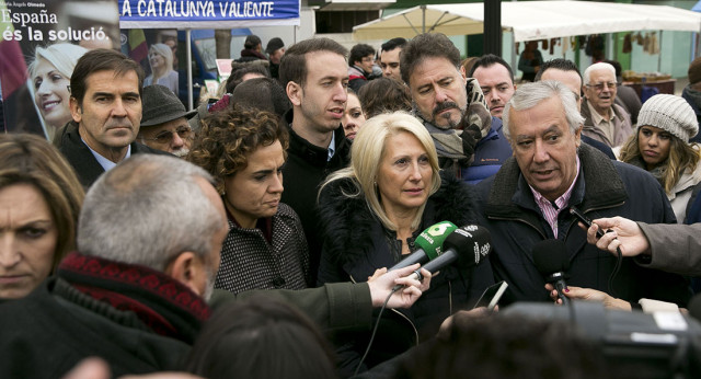 Javier arenas y Dolors Montserrat visitan el mercadillo de Can Gilbert del Pla en Gerona