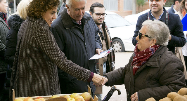 Javier arenas y Dolors Montserrat visitan el mercadillo de Can Gilbert del Pla en Gerona