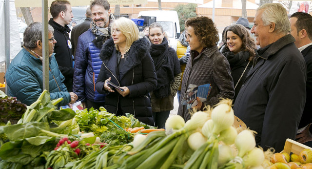 Javier arenas y Dolors Montserrat visitan el mercadillo de Can Gilbert del Pla en Gerona