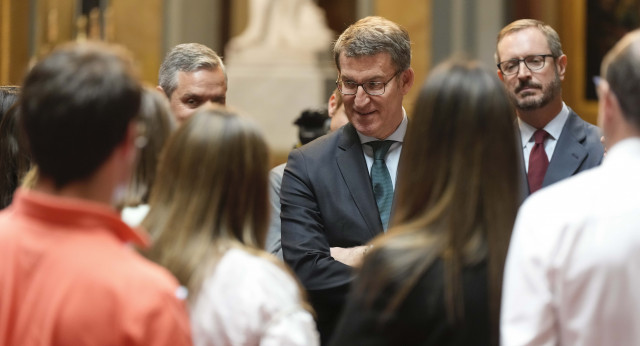 El presidente del PP, Alberto Núñez Feijóo, junto a Juan Bravo y Javier Maroto en el Senado