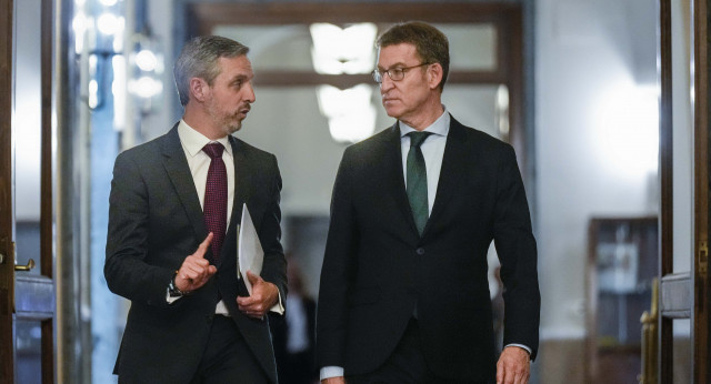 El presidente del PP, Alberto Núñez Feijóo, junto a Juan Bravo en el Senado