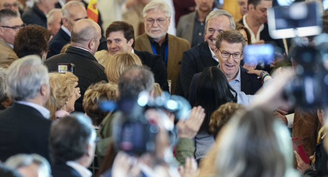 Alberto Núñez Feijóo y Jorge Azcón en el acto de entrega de carnés a nuevos afiliados 