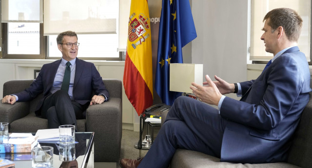 Alberto Núñez Feijóo se reúne con el embajador de Reino Unido, Hugh Elliott