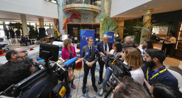 Alberto Núñez Feijóo atiende a los medios de comunicación en la cumbre del PPE