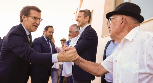 Alberto Núñez Feijóo en su visita a la cooperativa vinícola en Villarrobledo