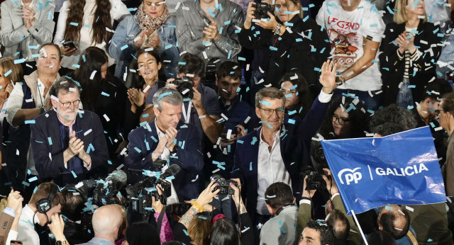 Alberto Núñez Feijóo, Alfonso Rueda y Mariano Rajoy en la plaza de toros de Pontevedra