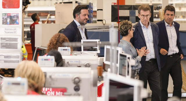 El presidente del PP, Alberto Núñez Feijóo, en su visita a la fábrica de calzado Pikolinos en Elche