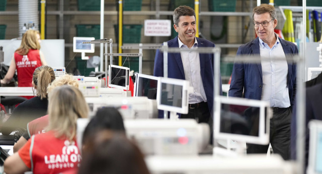 Alberto Núñez Feijóo y Carlos Mazón en su visita al centro de producción de Pikolinos, en Elche