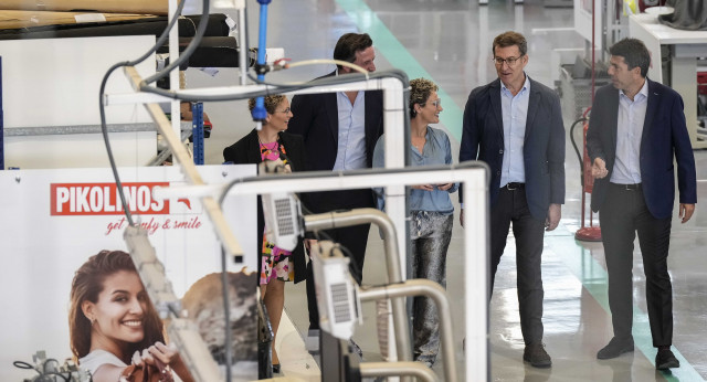 Alberto Núñez Feijóo, Carlos Mazón y Pablo Ruz en su visita al centro de producción de Pikolinos, en Elche