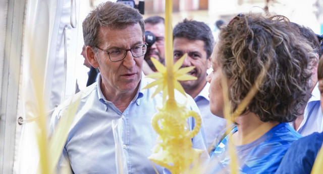 Alberto Núñez Feijóo y Carlos Mazón visitan el mercado de la Palma Blanca