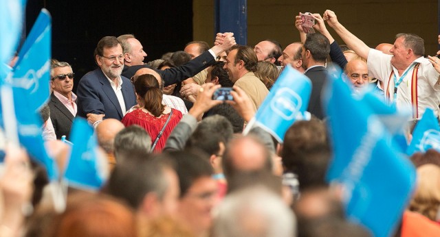 Mariano Rajoy saludando a los asistentes al acto en Alicante