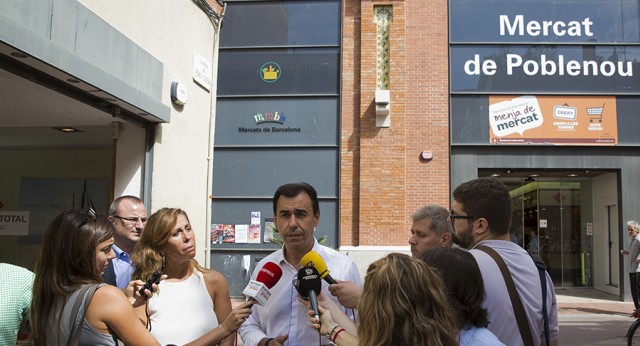 Fernando Martínez-Maillo visita el mercado del Poble Nou