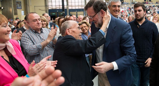 Mariano Rajoy junto a Diego Poyatos, afiliado más veterano