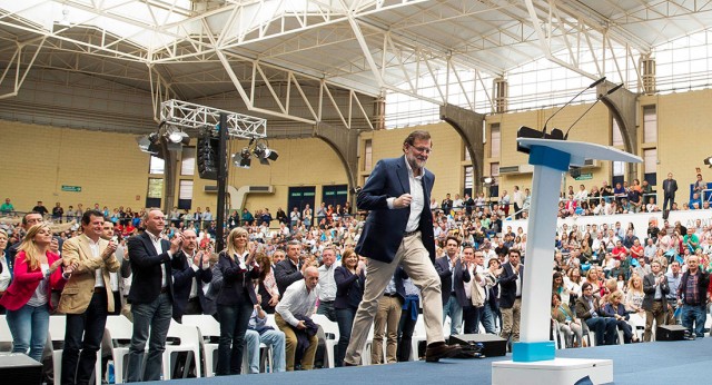 Mariano Rajoy subiendo al atril para iniciar su intervención