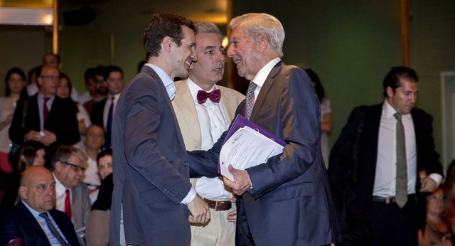 Pablo Casado con Mario Vargas Llosa en el VII Foro Atlántico