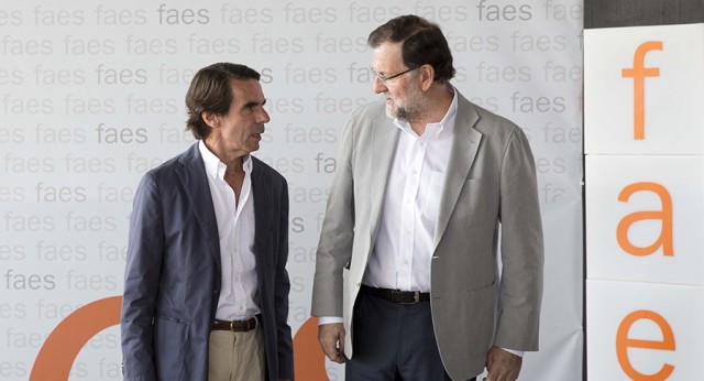 Mariano Rajoy con José María Aznar en la clausura del Campus FAES 2015