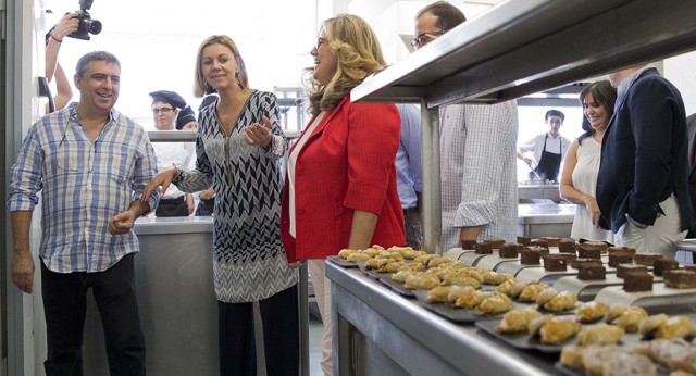 María Dolores de Cospedal visita una escuela de hostelería en Castelldefels