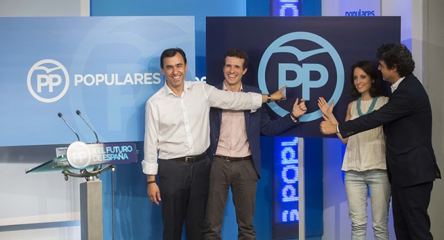 Fernando Martínez-Maillo, Pablo Casado, Andrea Levy y Jorge Moragas con el nuevo logo