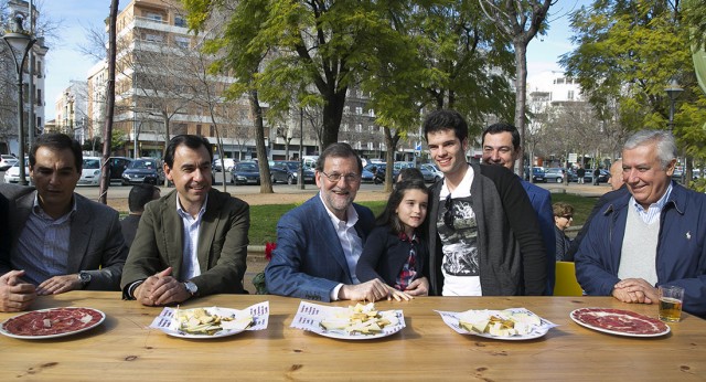 Mariano Rajoy visita el Mercado de la Victoria en Córdoba