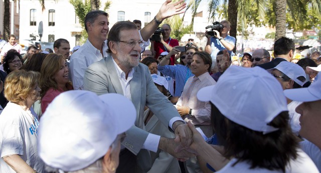 Mariano Rajoy saluda a los asistentes en un acto de campaña en Badalona
