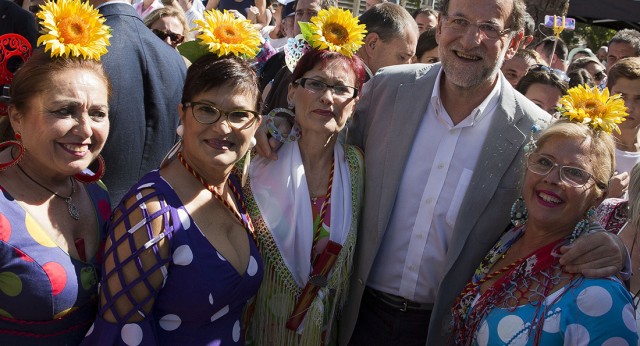 Mariano Rajoyen Badalona, con un divertido grupo de asistentes al acto