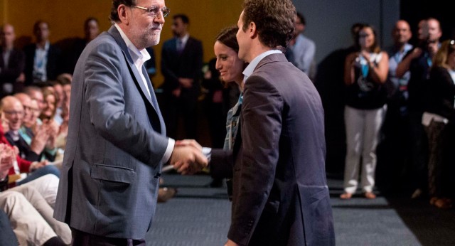 Pablo Casado y Mariano Rajoy durante la clausura