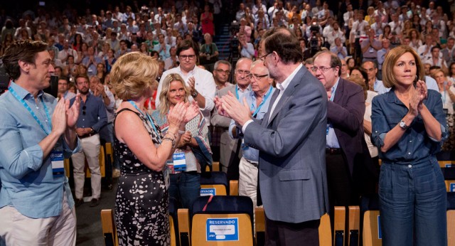 Esperanza Aguirre y Mariano Rajoy aplauden a Mª Mar Blanco