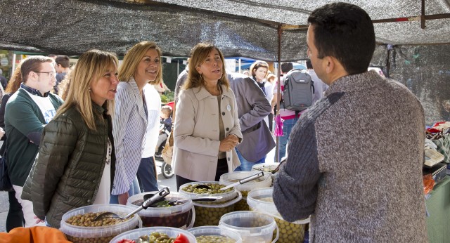 María Dolores de Cospedal visita el mercado de Mollerussa en Lleida