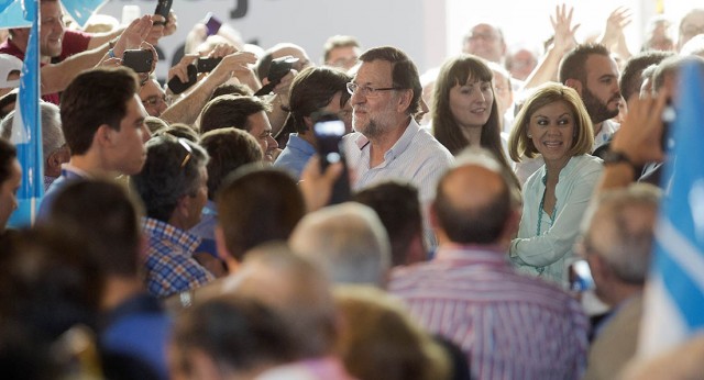 El presidente Rajoy saludando a los asistentes al acto en Talavera de la Reina