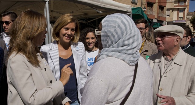 María Dolores de Cospedal visita el mercado de Mollerussa en Lleida