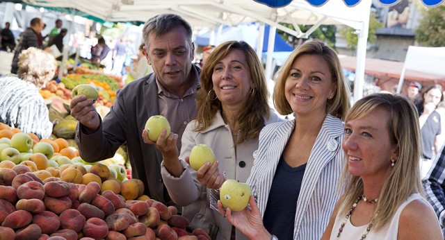 María Dolores de Cospedal visita el mercado de Mollerussa en Lleida