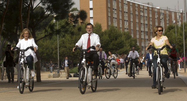 Mariano Rajoy junto a Cristina Cifuentes y Esperanza Aguirre paseando en bici por Madrid Rio