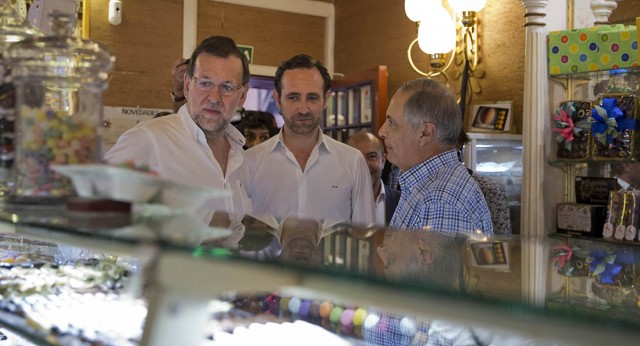 Mariano Rajoy junto a José Ramón Bauzá visitando un establecimiento en Palma de Mallorca