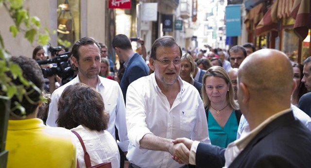 Mariano Rajoy saluda a varios vecino de Palma de Mallorca