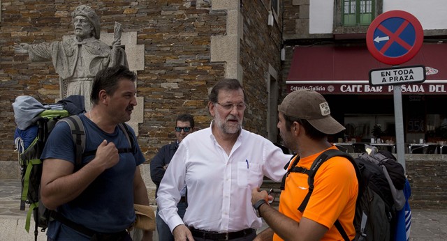 Mariano Rajoy saluda a unos peregrinos en Portomarín (Lugo)