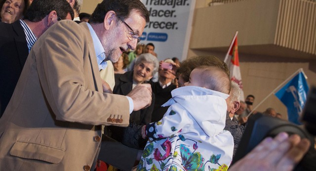 Mariano Rajoy con el público asistente al acto