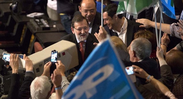 Mariano Rajoy saluda a los asistentes al acto