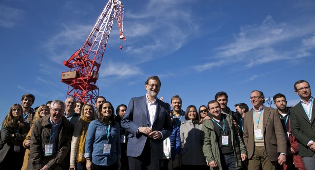 Mariano Rajoy acompañado por los asistentes al acto en la Ría de Bilbao