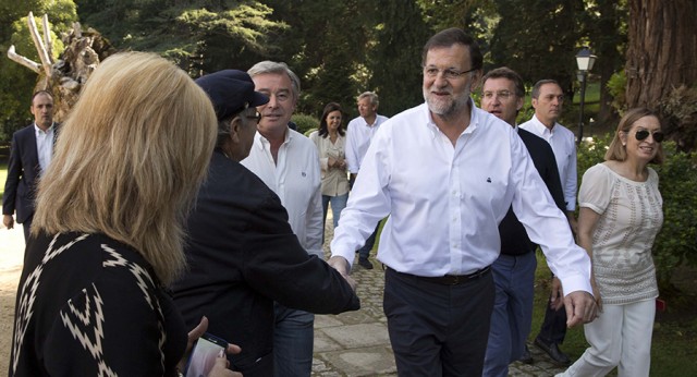 Mariano Rajoy saluda a los asistentes al acto de Soutomaior