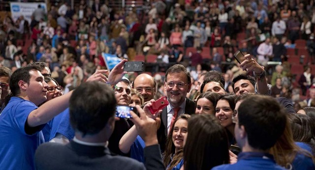Mariano Rajoy se hace fotos con algunos asistentes al acto