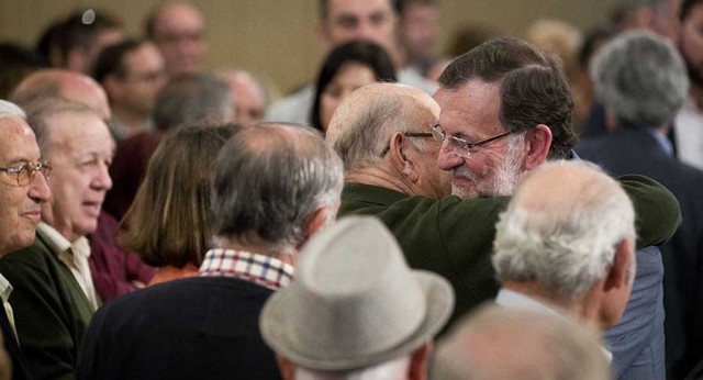 Mariano Rajoy abraza a un anciano en Mora (Toledo)