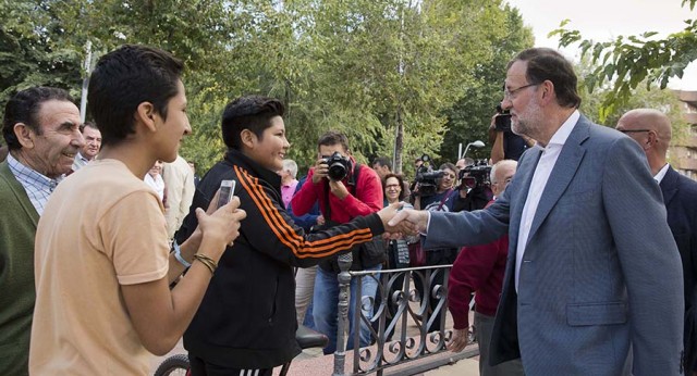 Mariano Rajoy saluda a unos jóvenes en Mora (Toledo)