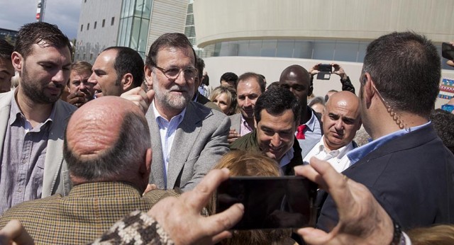 Mariano Rajoy y Juanma Moreno saludan a varios simpatizantes en Roquetas de Mar