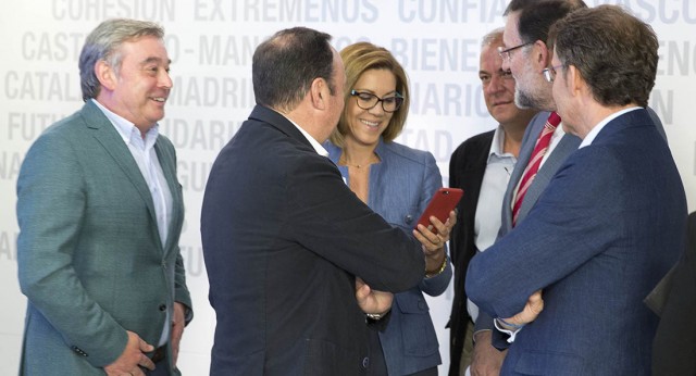 La Secretaria General, Mª Dolores de Cospedal junto al Presidente Rajoy y varios miembros del Comité Ejecutivo Nacional