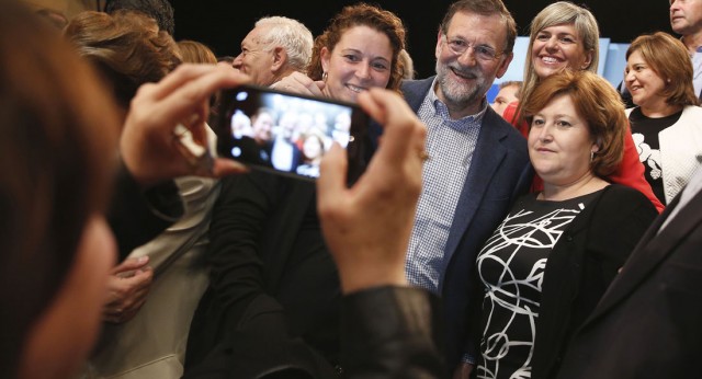 Mariano Rajoy fotografiánsose con los asistentes al acto de Presentación del Programa Marco Local en Valencia