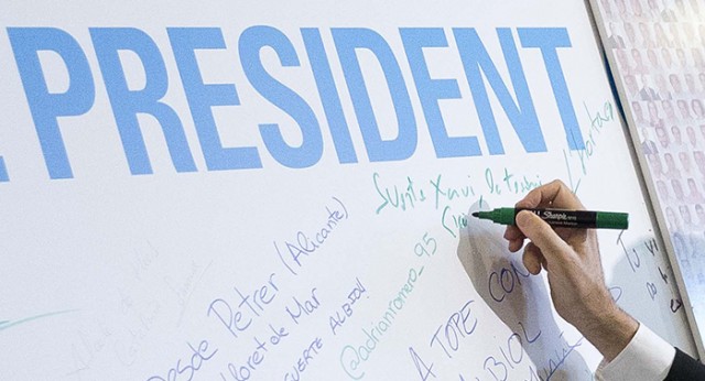 Mariano Rajoy firma en el mural en apoyo a Xavier Garcia Albiol