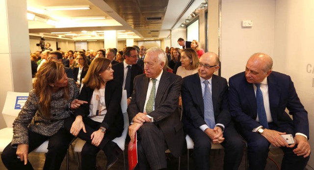 El Ministro de Asuntos Exteriores, José Manuel Margallo, junto a la Vicepresidenta del Gobierno, Soraya Sáez de Santamaría, Cristobal Montoro, Jorge Fernández Díaz, y la Presidenta del PP de Cataluña, Alicia Sánchez Camacho