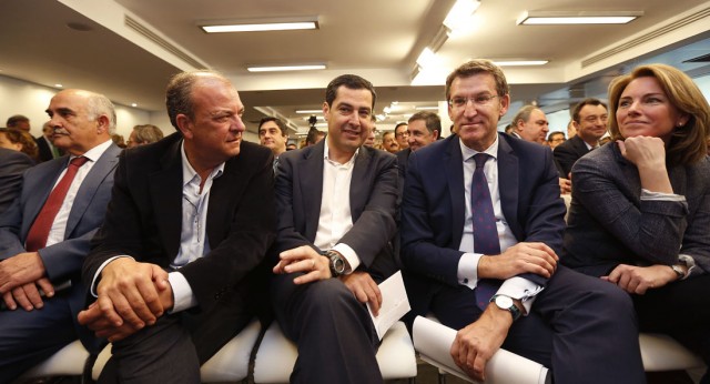 El Presidente del PP Andaluz, Juanma Moreno junto a José Antonio Mónago y Alberto Núñez Feijoo